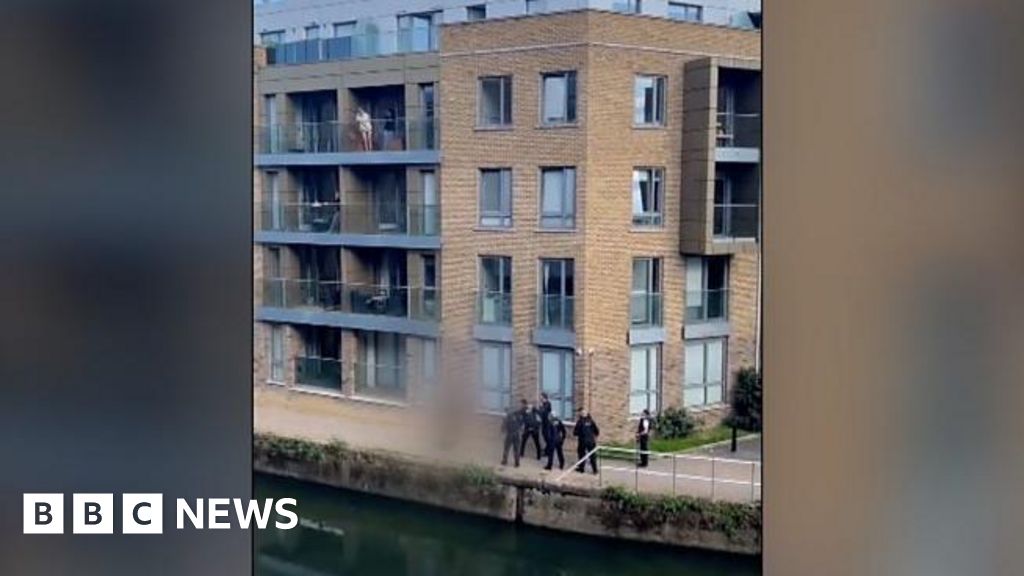 Poplar One million sign dog shooting petition against Met BBC News