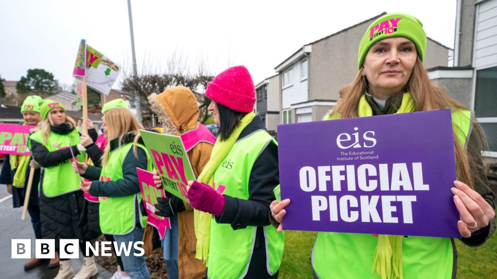 Teachers in Glasgow in strike vote over 450 job cuts