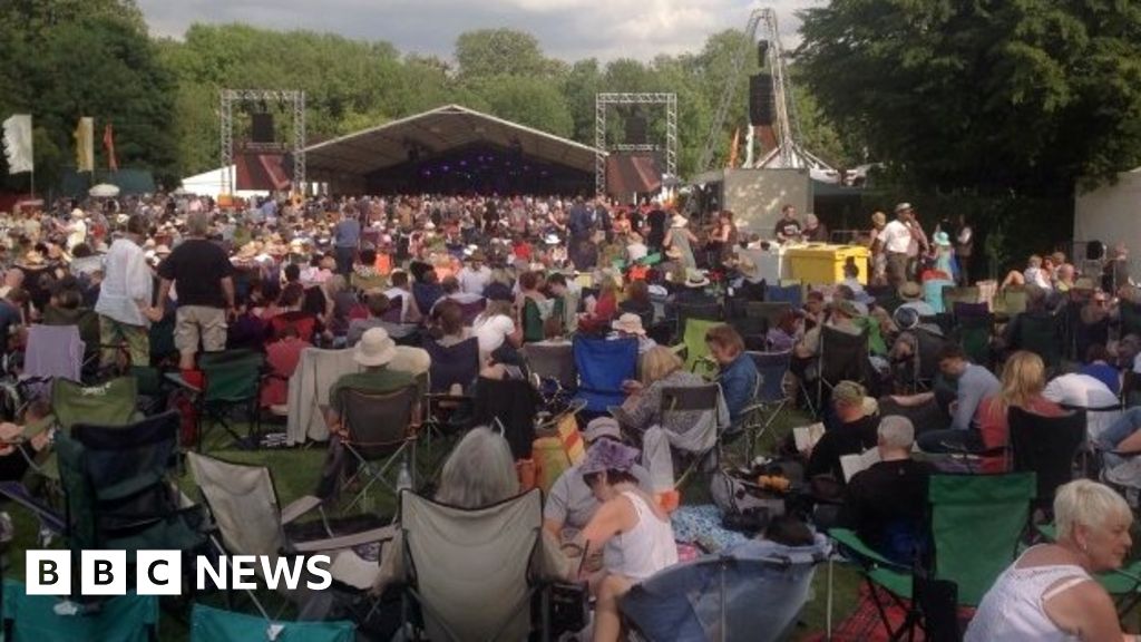 Cambridge Folk Festival attracts thousands of music fans BBC News