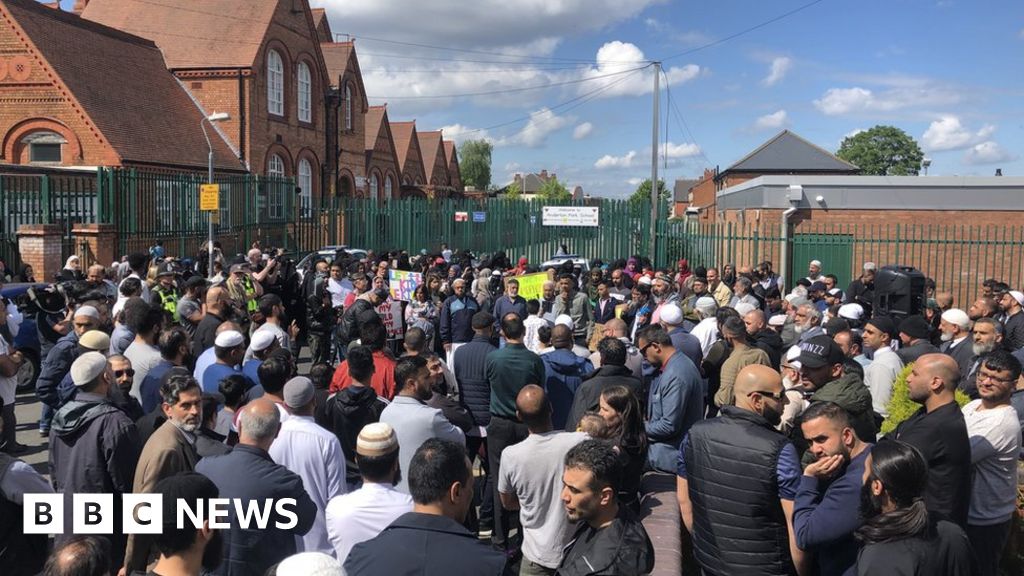 Birmingham LGBT Row: Protesters Banned From School - BBC News