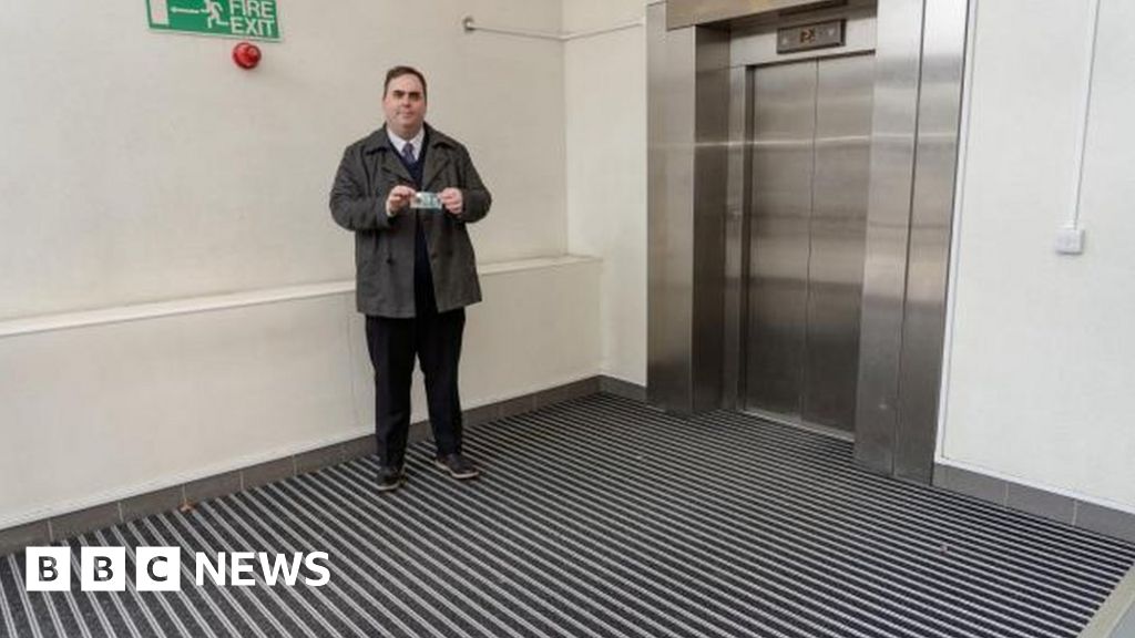 Basildon Council's £7,500 doormat 'a waste of money' BBC News