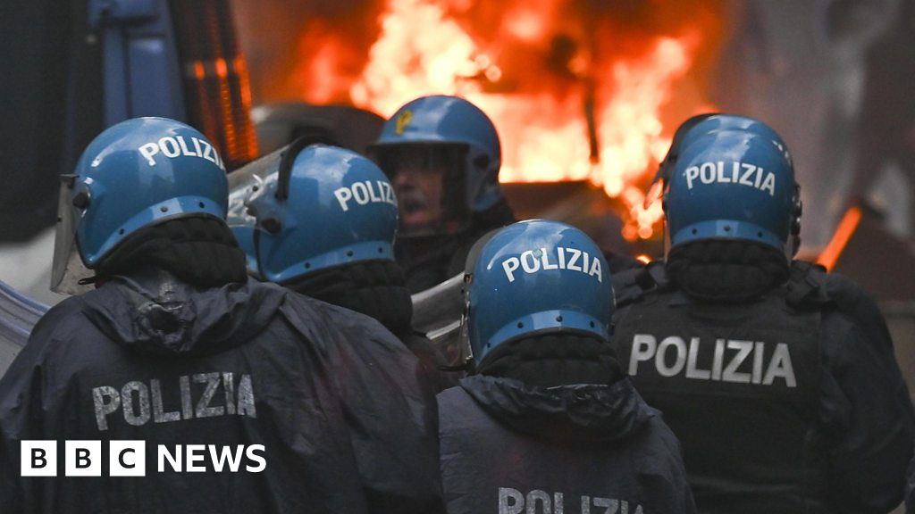 Eintracht fans clash with police in Napoli