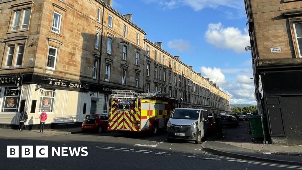 Seven people need treatment after Glasgow flat fire - BBC News