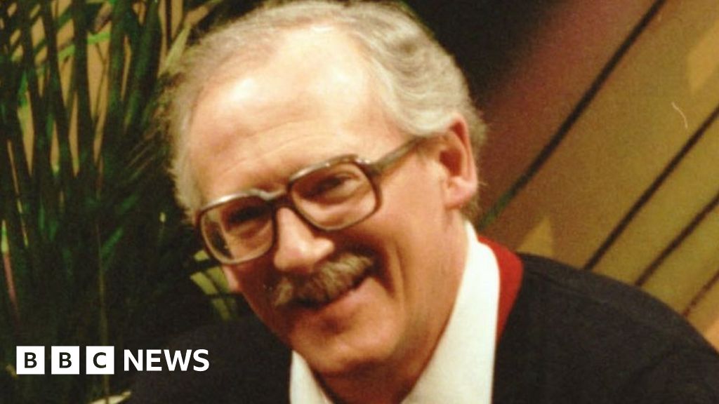 Bill Tidy: Cartoonist who appeared on Countdown and Countryfile dies aged 89
