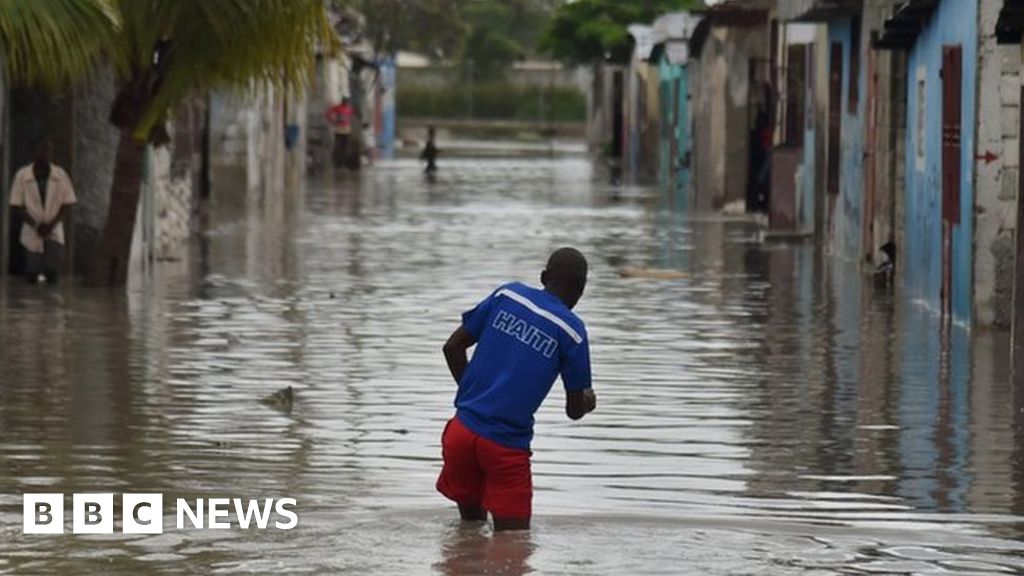 Hurricane Matthew: Thousands displaced in Haiti - BBC News