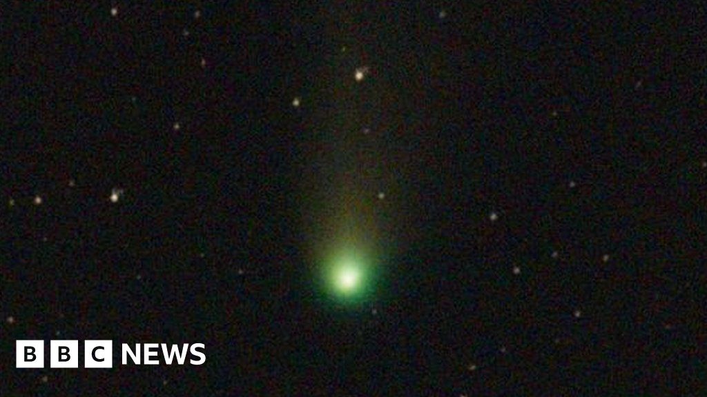 Sebuah komet 'sekali seumur hidup' terlihat dari atap garasi Derbyshire