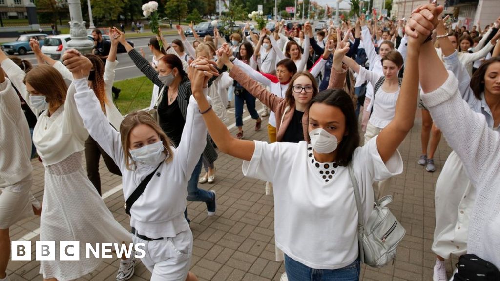Women form 'solidarity chains' in Belarus protests