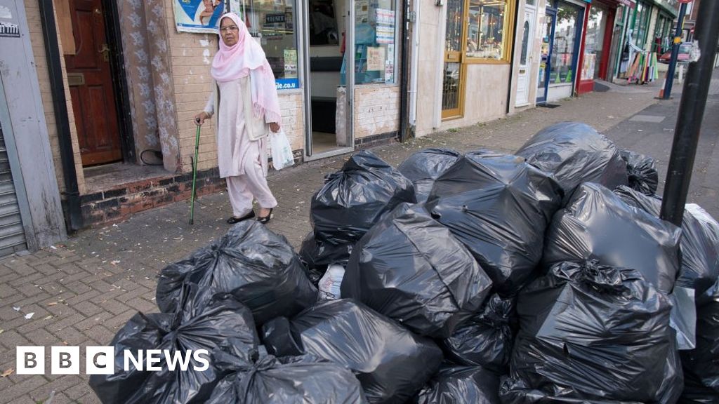 Birmingham bin strike Council 'backtracking on deal' BBC News
