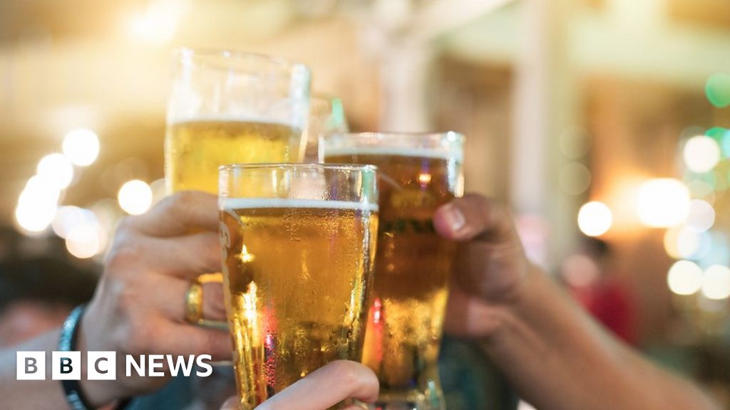 Bars and pubs help UK economy grow in April