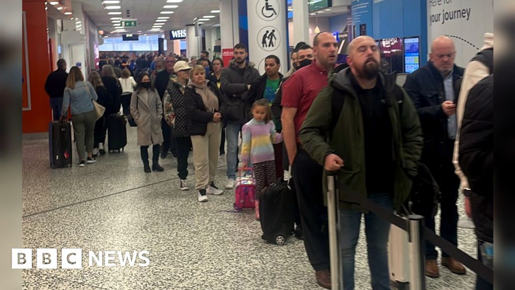 Watch Birmingham Airport: ‘Chaos’ as travellers face long queues – Latest News