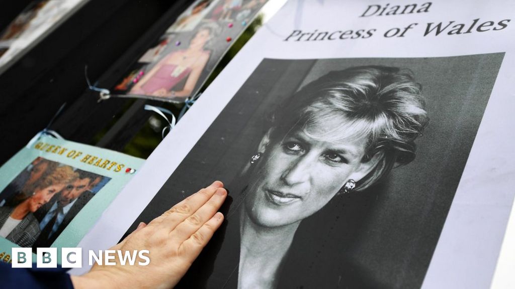 Public Marks 20 Years Since Princess Dianas Death Bbc News