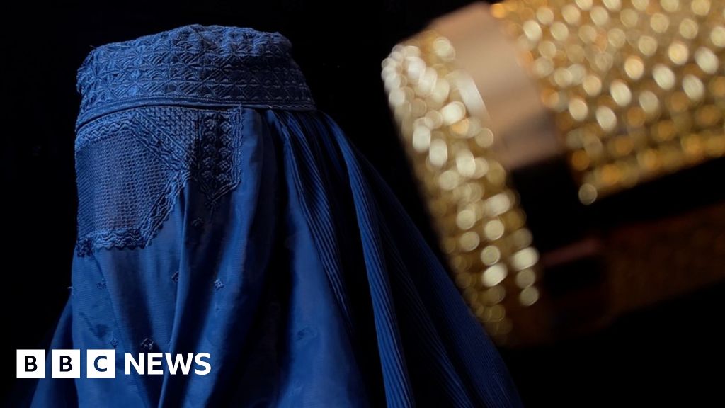 Пеещите сестри в Афганистан се противопоставят на талибаните под бурка
