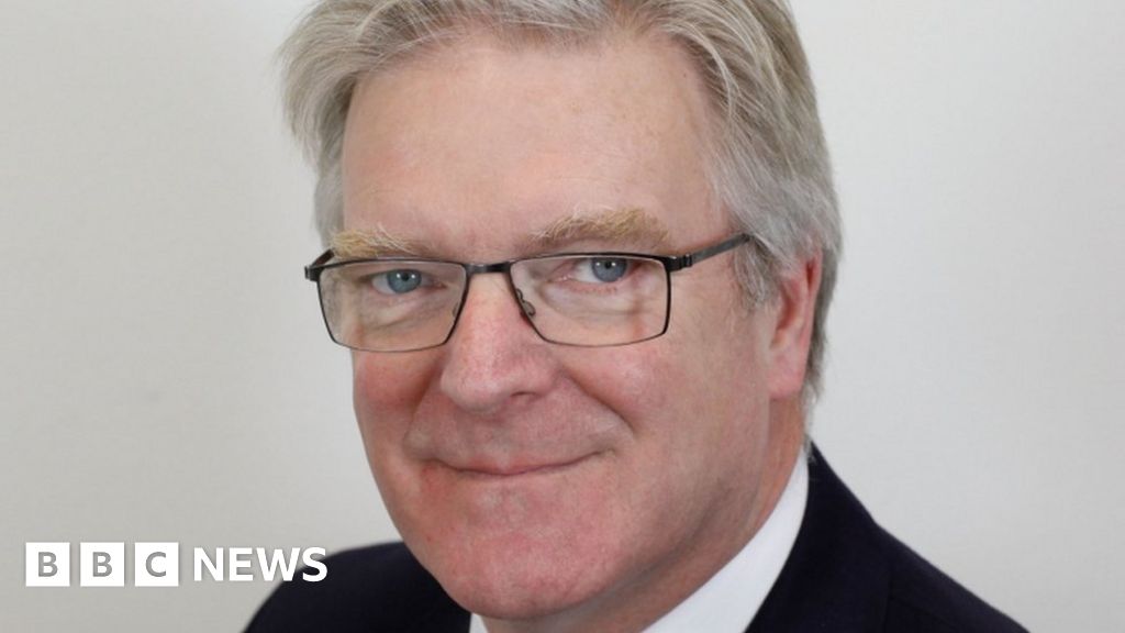 MP Sir Edward Garnier calls for Oadby and Wigston council leader to