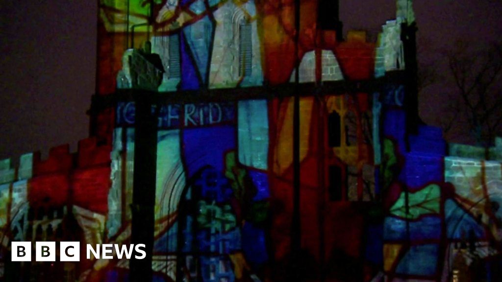 Coventry Cathedral illuminated to mark WW2 bombing - BBC News