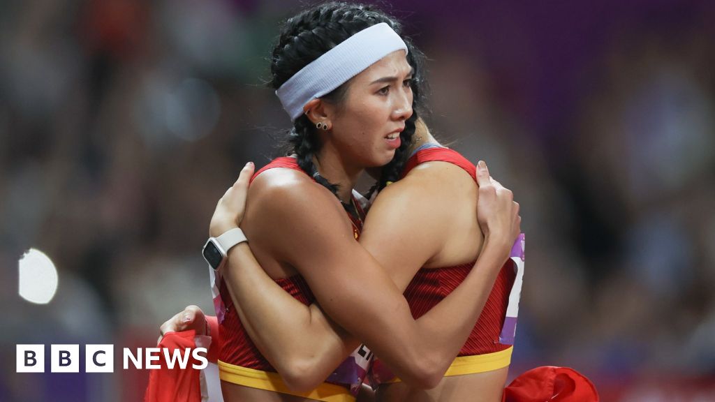 Снимка на две китайски спортистки която по невнимание споменава клането