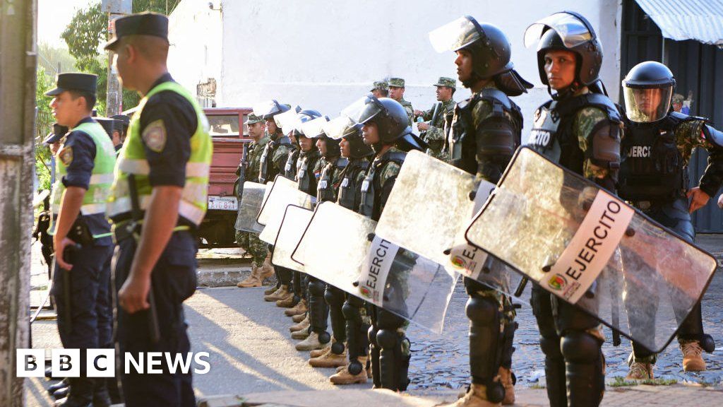 Затвор в Парагвай: Бойни петлета заловени при смъртоносна акция