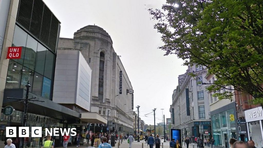 Manchester stabbing: Man wounded after city centre chase - BBC News