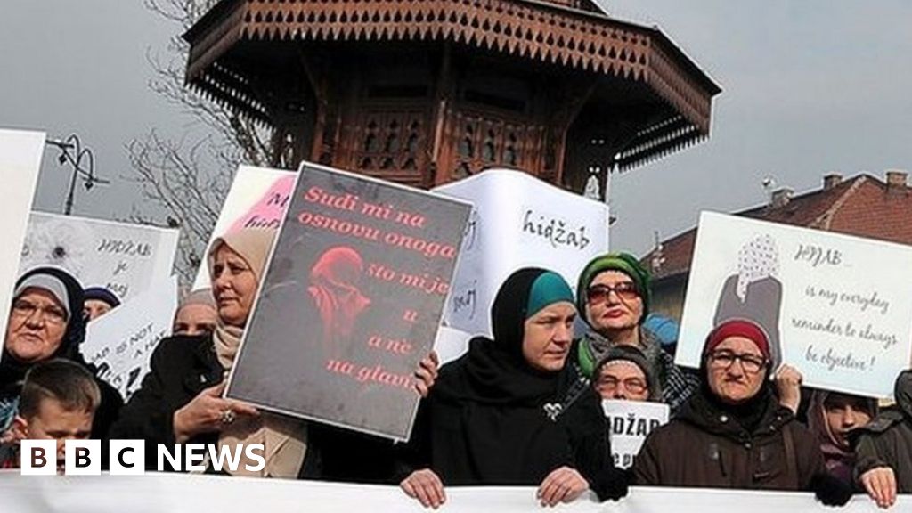 Bosnia Women Protest At Ban On Headscarf - BBC News