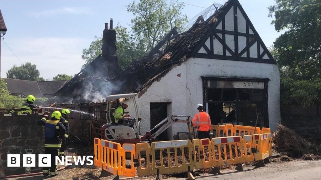 Firefighters put out thatched house fire in Taunton - BBC News