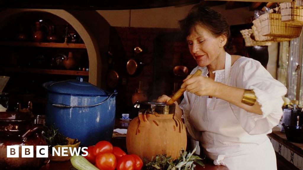 Diana Kennedy: Doyenne of Mexican cuisine dies aged 99