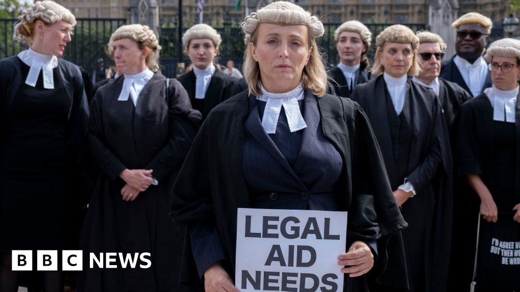 Criminal barristers vote to end strike over pay