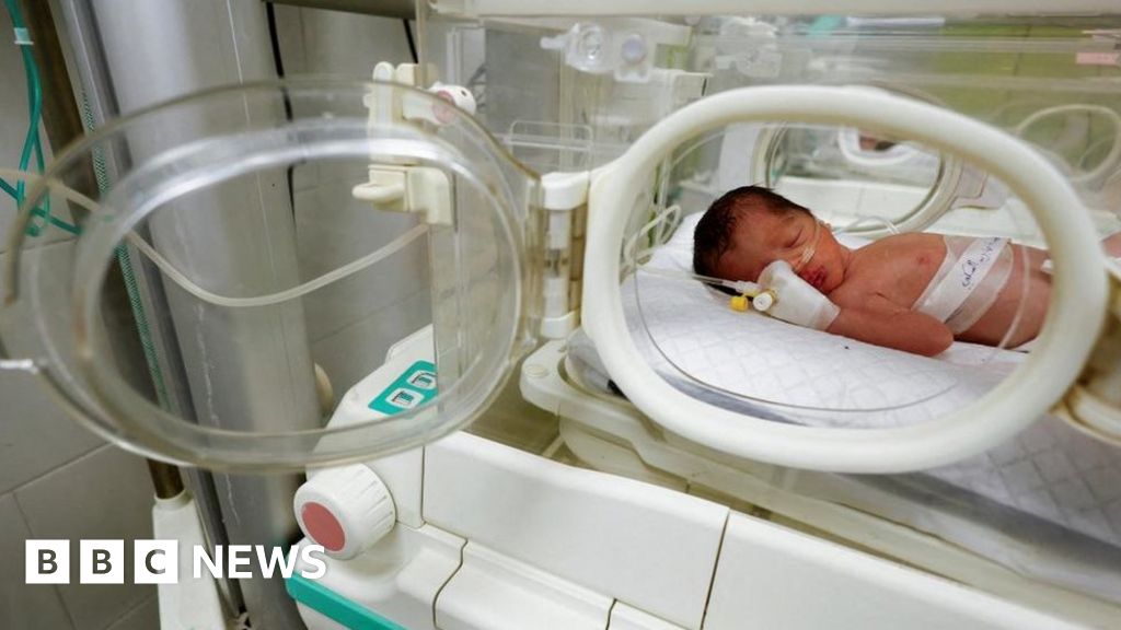 Бебе, спасено от утробата на мъртва майка в Газа, почина