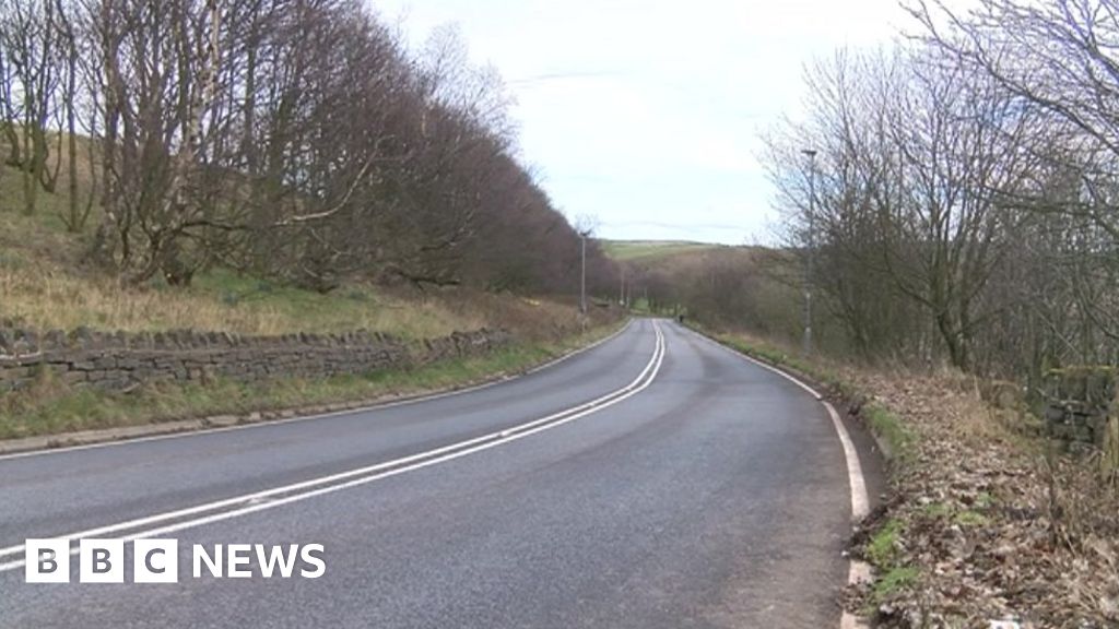 Two men killed in Barnsley car crash - BBC News