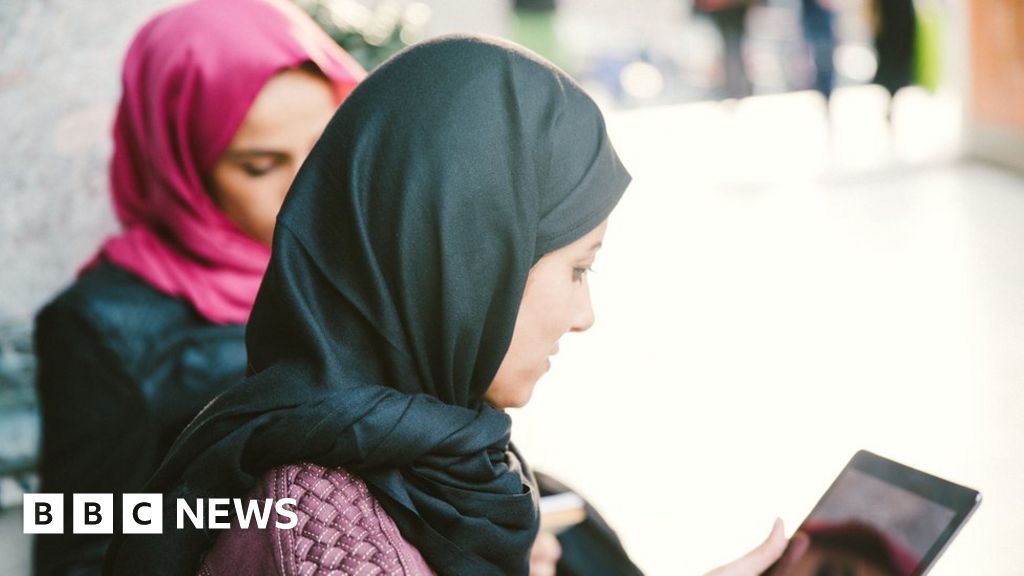 EU workplace headscarf ban 'can be legal'