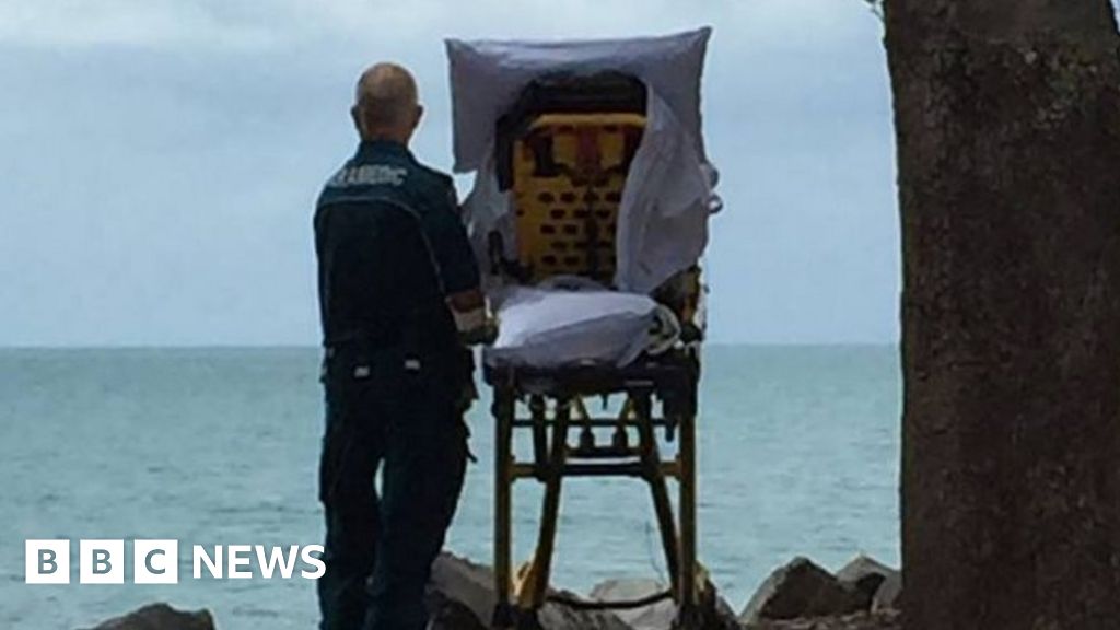 Australian paramedics fulfil dying woman's wish to go to the beach(00)
