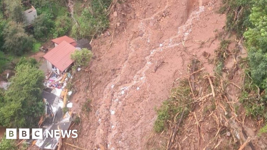 ブラジルの洪水：リオグランデ・ド・スル州の屋上に人々が取り残される