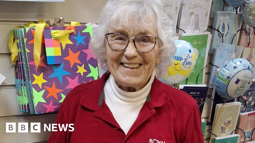 bbc.co.uk - Simon Thake - Doncaster Hospital volunteer returns to role at 90