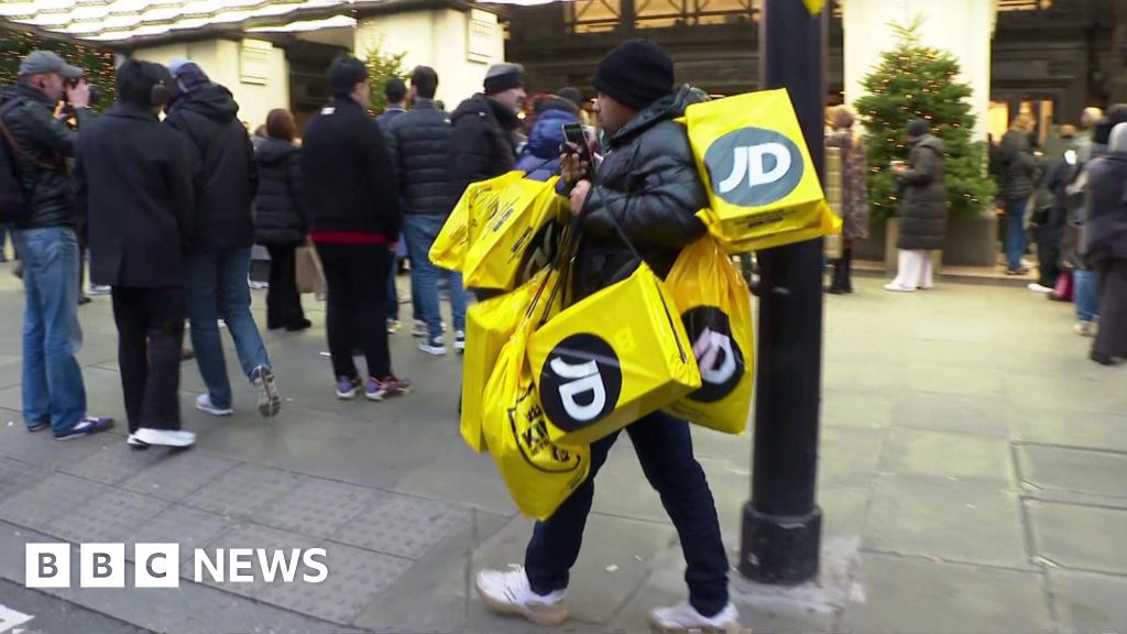 Boxing Day sales: Shoppers staying away from High Street, early data suggests