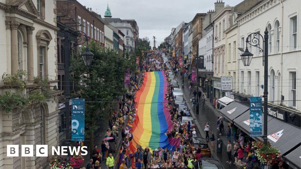 Mii de oameni sunt în Derry pentru festivalul paradei