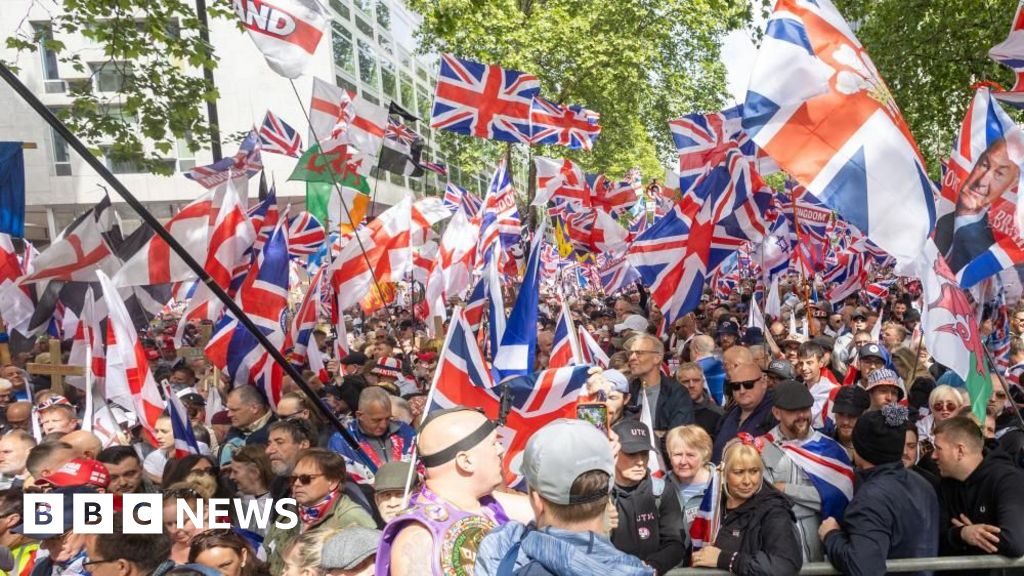 Tens of thousands descend on London for rival protests