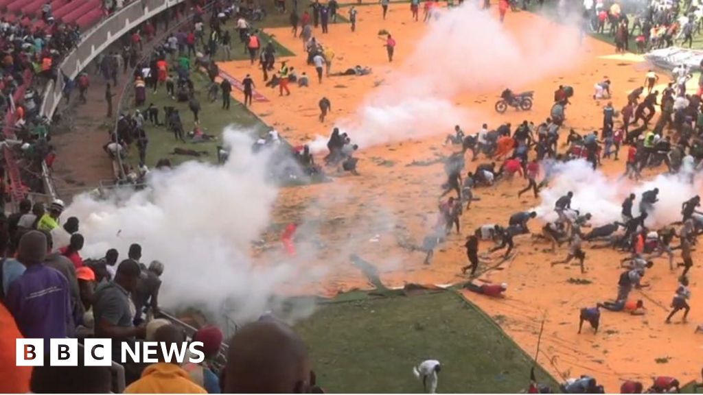 Kenya police fire shots and tear gas at crowds gathered to see body of ex-PM Odinga