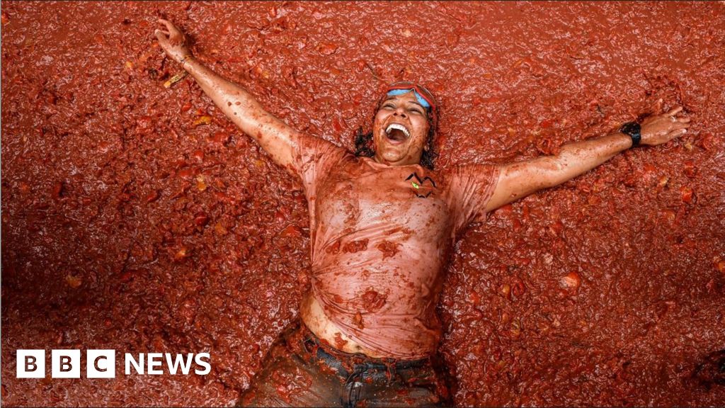 'Mind-blowing': Thousands bathe in tomato sauce at La Tomatina