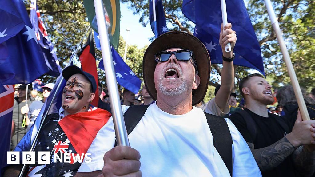 Thousands attend Australia anti-immigration rallies thumbnail