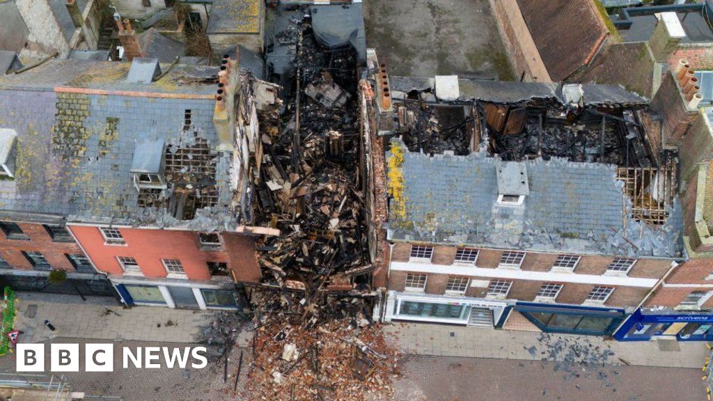 Dorchester: Fire boss describes challenge to halt fire spread - BBC News