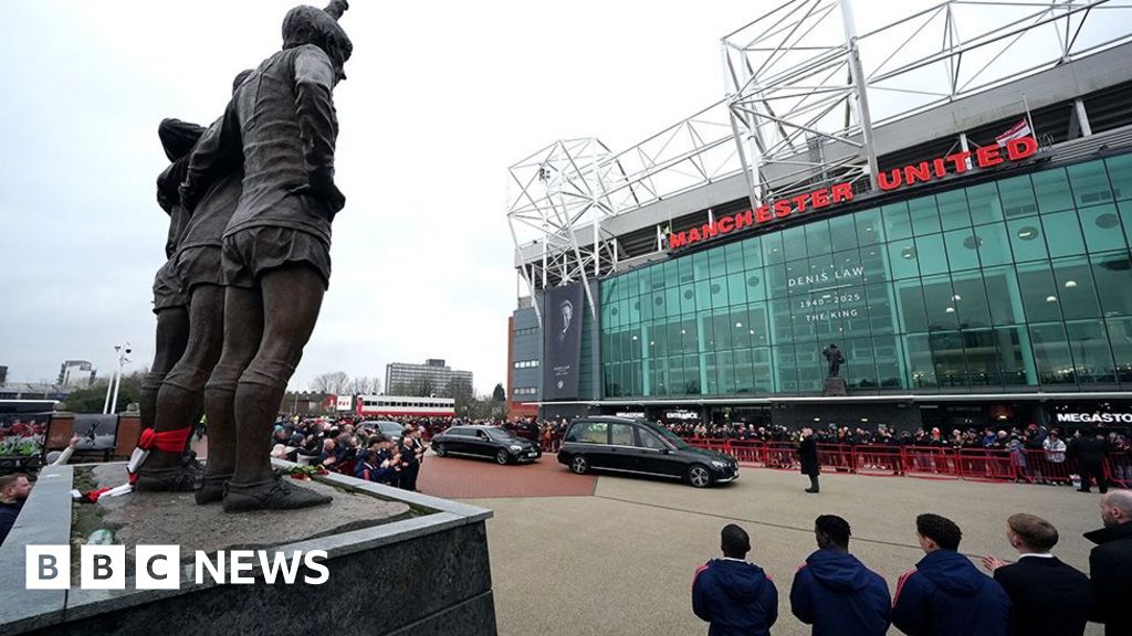 Fans bid farewell to Denis Law at United star's funeral