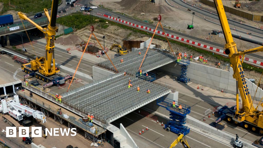 M25 reopens seven hours ahead of schedule in Surrey