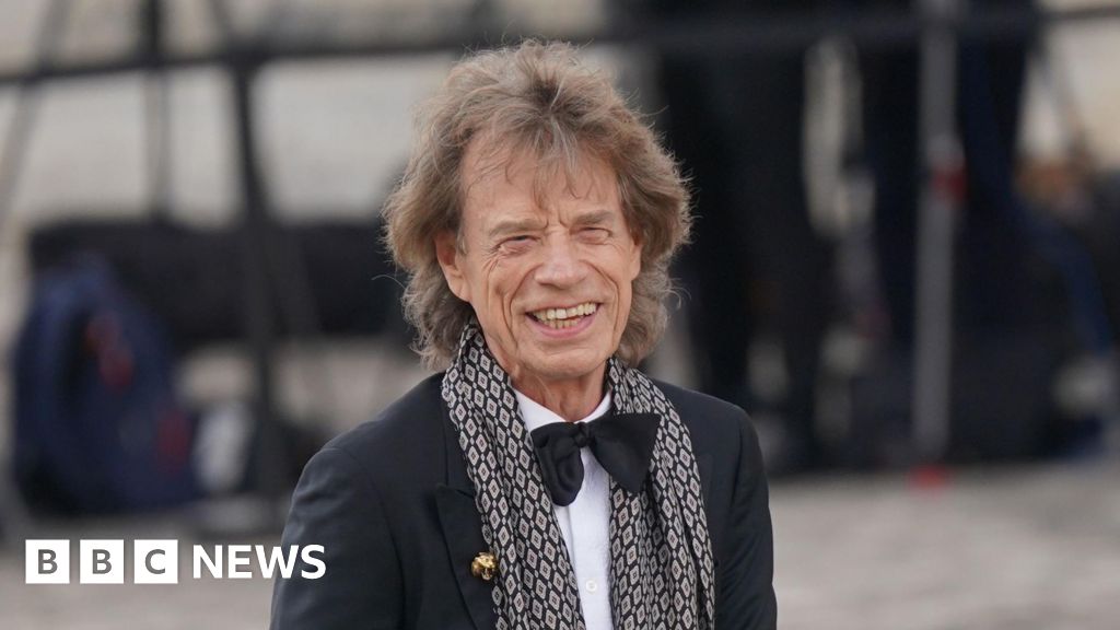 Sir Mick Jagger performs impromptu pub gig in Oxford