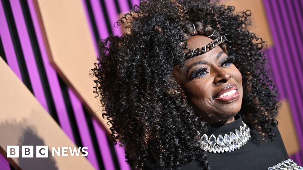 Angie Stone, penyanyi-penulis lagu Veteran R&B, dilaporkan tewas dalam kecelakaan mobil