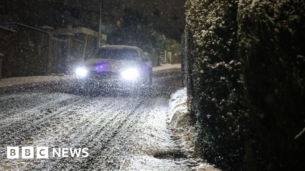 Flights diverted and cancelled as snow hits UK airports