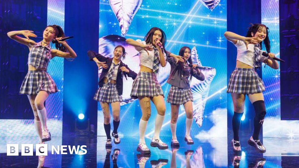 Als je NewJeans niet ontbindt, zie ik af van de betaling van 18 miljoen dollar, zegt de voormalige K-pop-baas