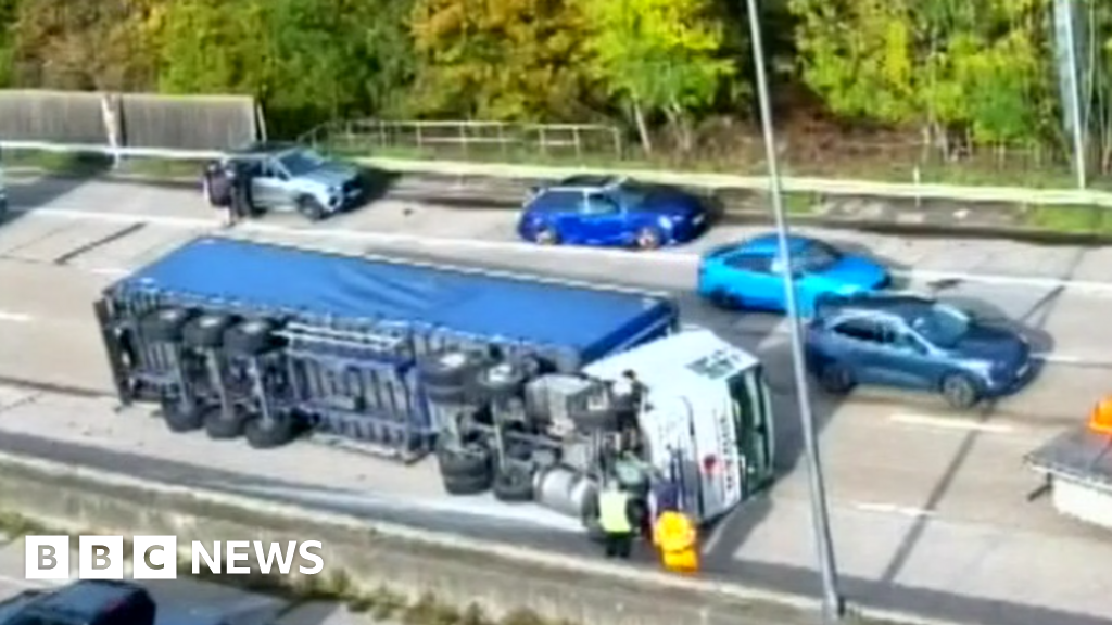 Overturned Lorry Closes M25; M1 Crash Causes Delays