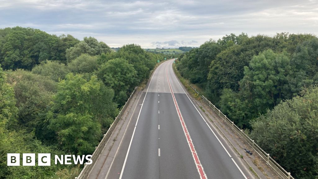 A303 crash: Road closed after serious collision - BBC News