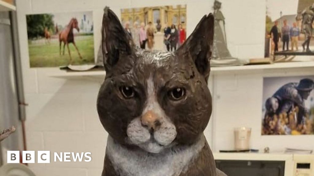 Statue of station cat Jess is unveiled