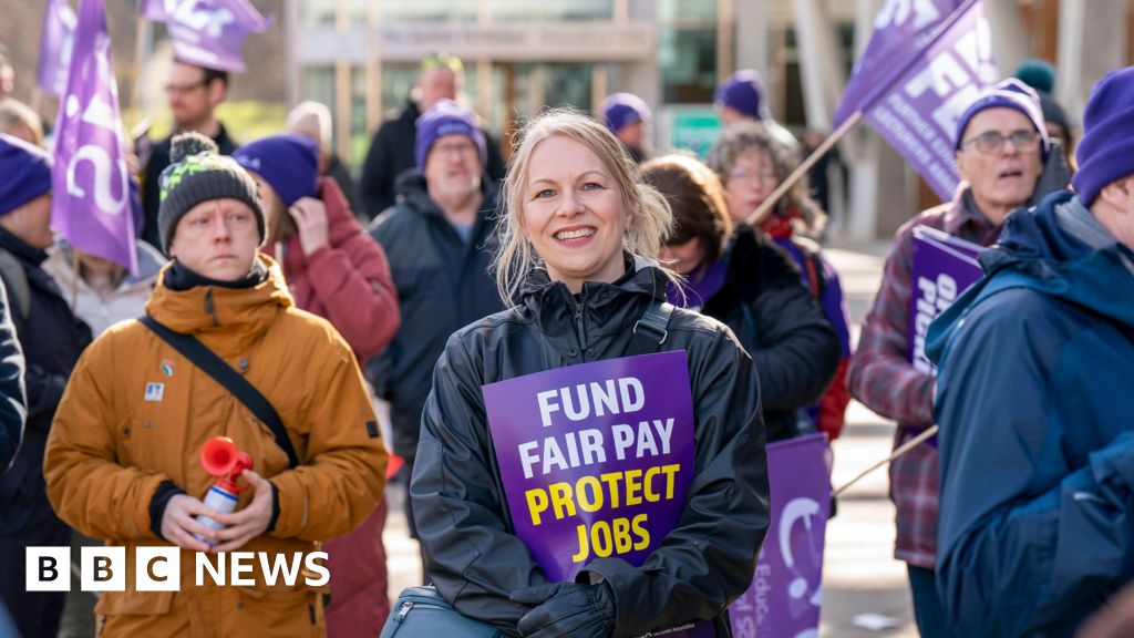 Scottish college lecturers plan third week of strikes in pay dispute