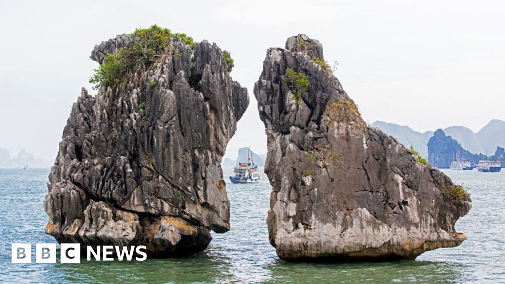‘Kissing Rocks’ biểu tượng của Việt Nam có nguy cơ sụp đổ