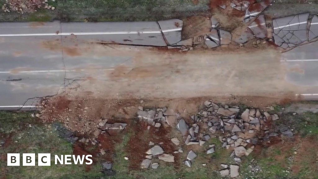 Turkey: Huge cracks appear on highway after earthquake